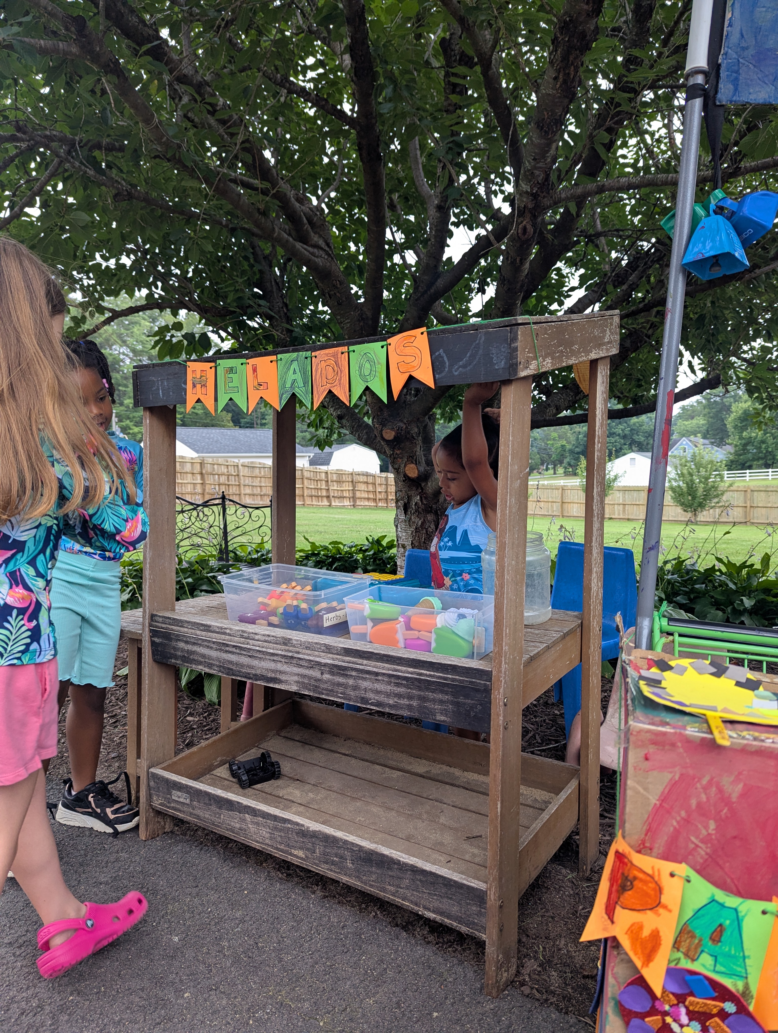 helada stand with kids